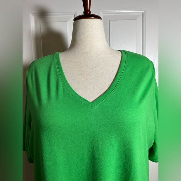Lane Bryant Bright Green V-Neck Women’s Tee - Picture 2 of 7